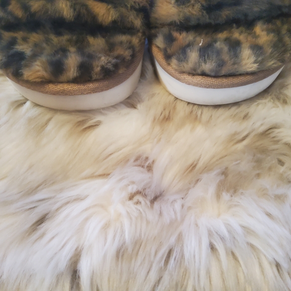 Koolaburra Slides VGUC Size 8 - Picture 6 of 9